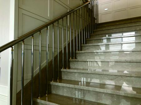 不鏽鋼圓管搭配上鈦金色的不銹鋼配件，改變人們對不鏽鋼樓梯欄杆刻板印象，不再只是安全扶手，而是呈現出豪華氣派的氣勢。